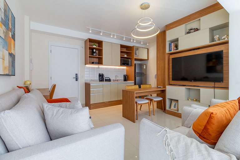 Com piscina e praticidade na Avenida Brigadeiro