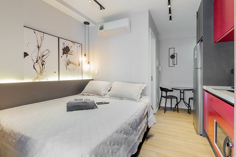 Studio ideal para duas pessoas com varanda charmosa