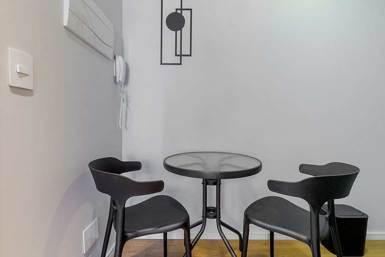 Studio ideal para duas pessoas com varanda charmosa