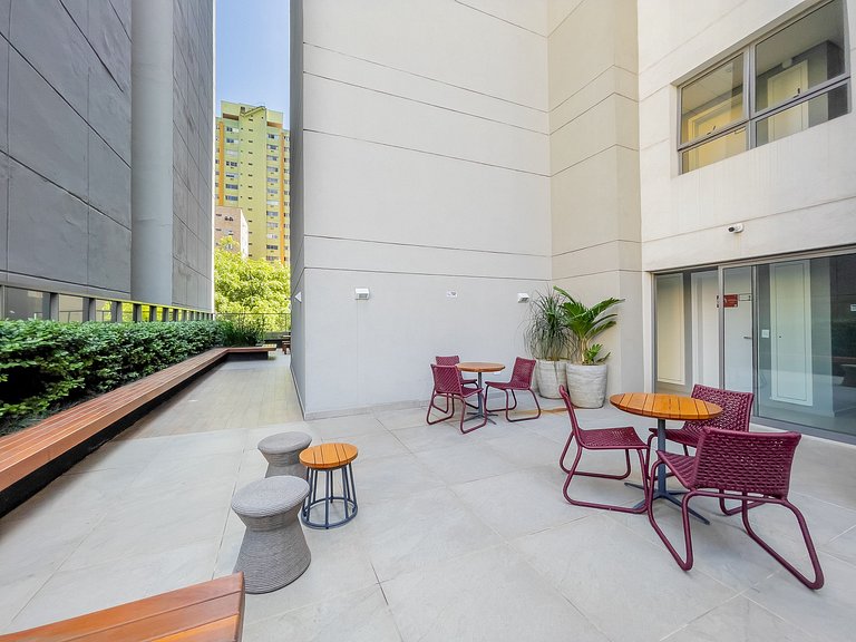 Com piscina e varanda na Vila Mariana