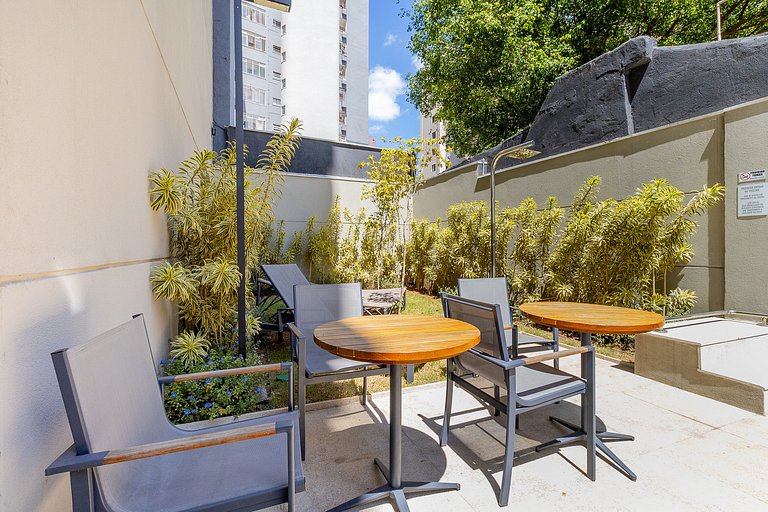 Ambiente moderno e acolhedor com varanda exclusiva