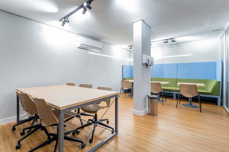 Conforto e elegância, com piscina e metro ao lado