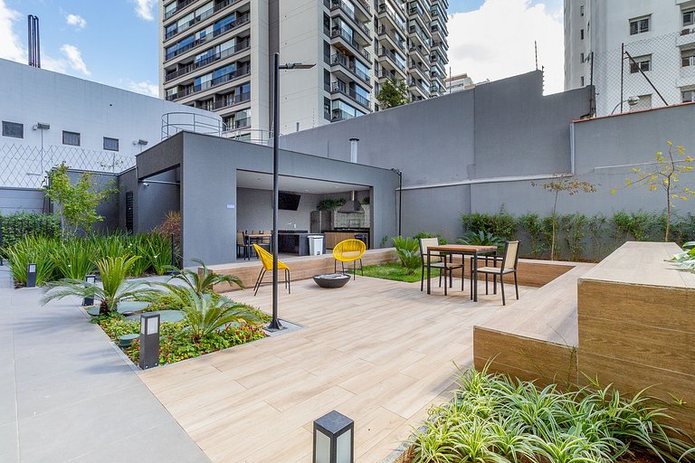 Con balcón, cerca del metro.