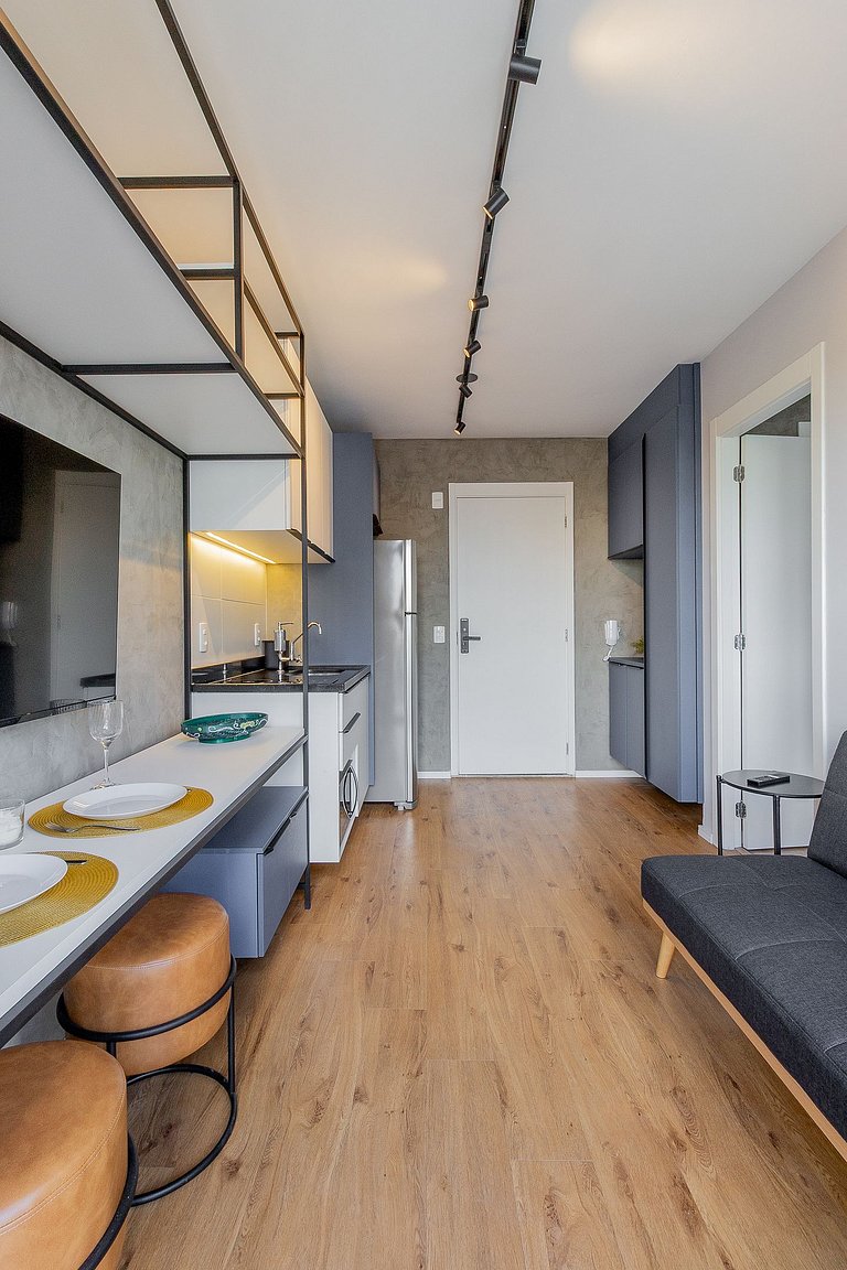 Con balcón, cerca del metro.