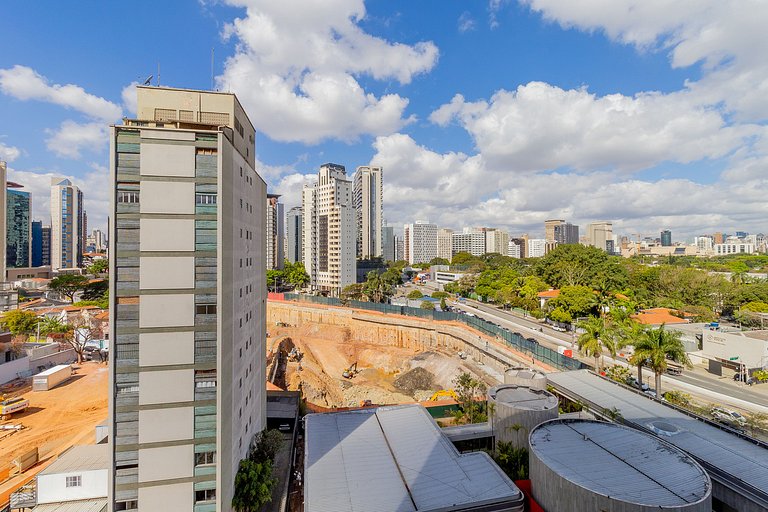 Con balcón, cerca del metro.