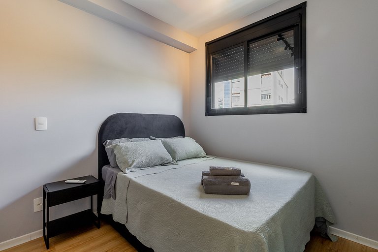 Con balcón, cerca del metro.