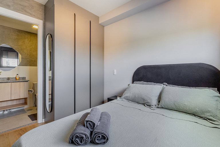 Con balcón, cerca del metro.