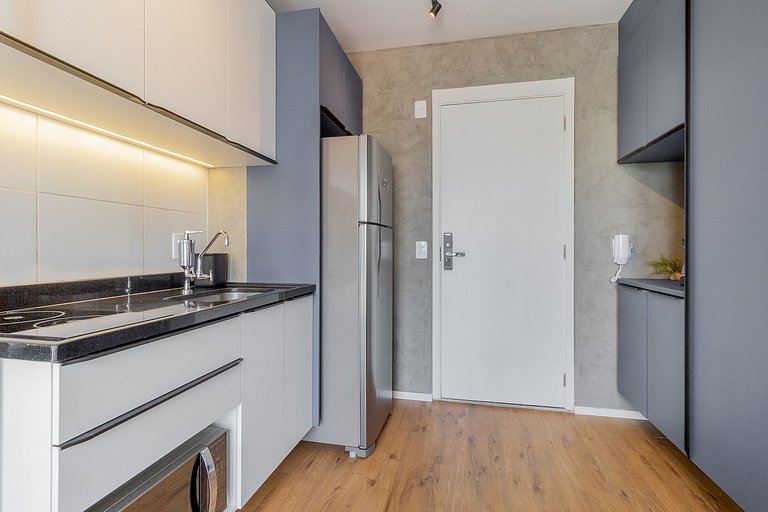 Con balcón, cerca del metro.