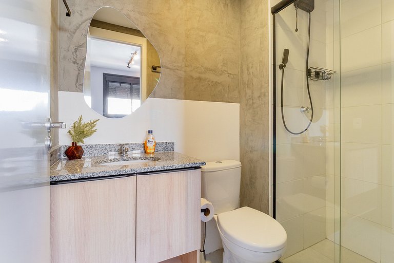 Con balcón, cerca del metro.