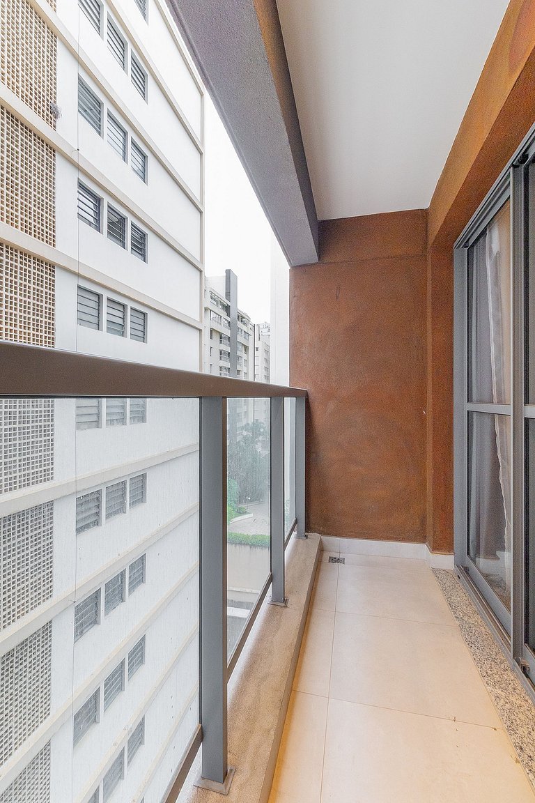 Piscina y estacionamiento en Jardins Paulistas