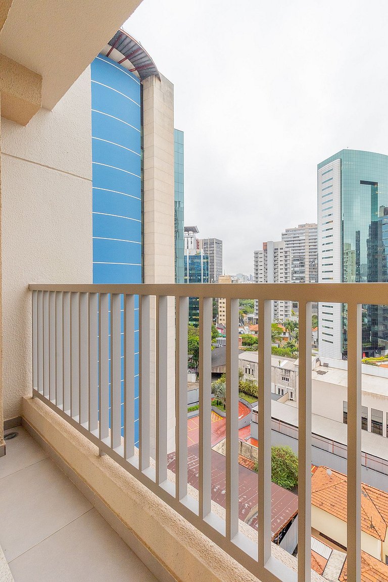 Ubicado cerca de la estación de metro y de una terraza en la