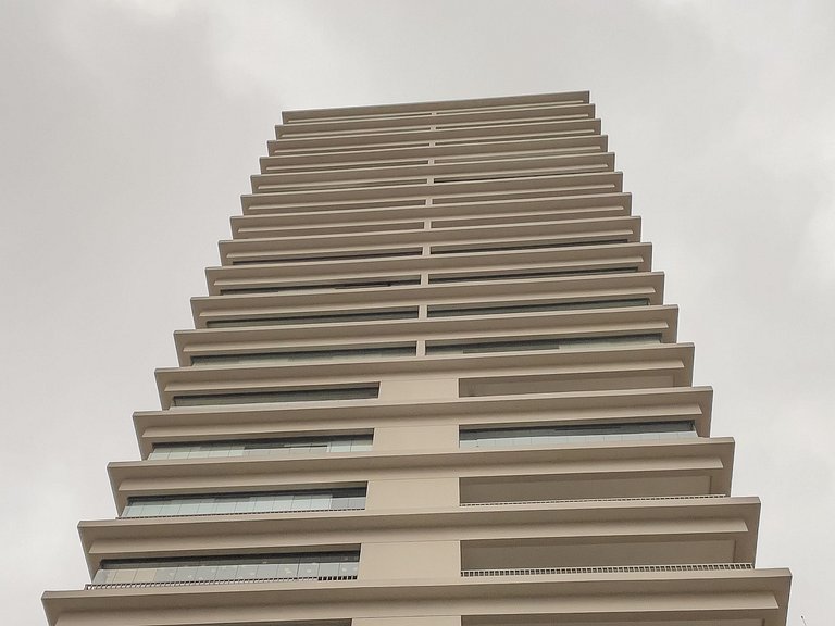 Ubicado cerca de la estación de metro y de una terraza en la
