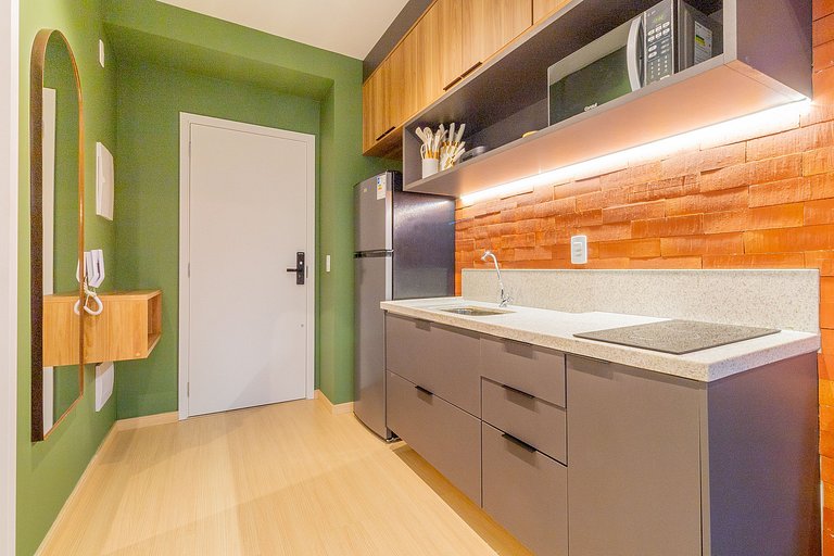 Ubicado cerca de la estación de metro y de una terraza en la