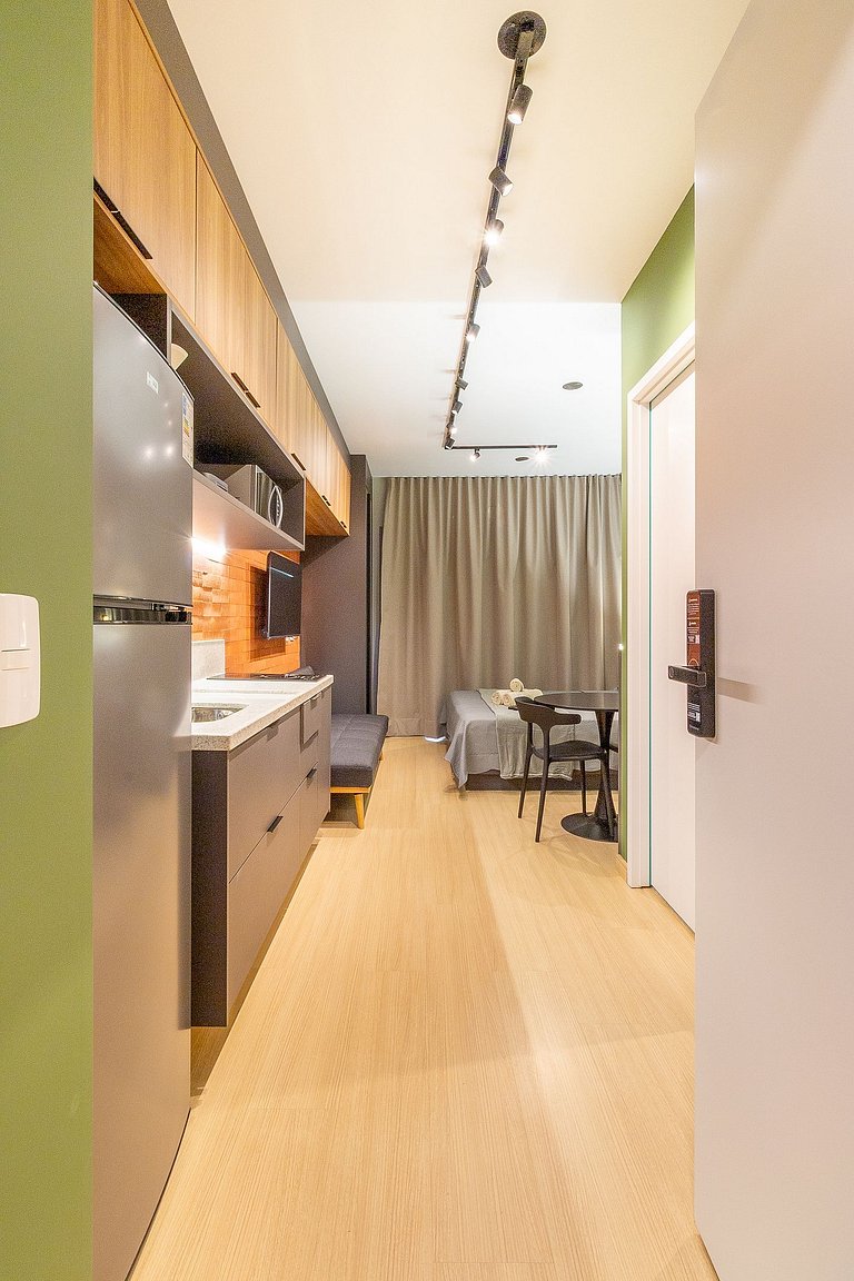 Ubicado cerca de la estación de metro y de una terraza en la