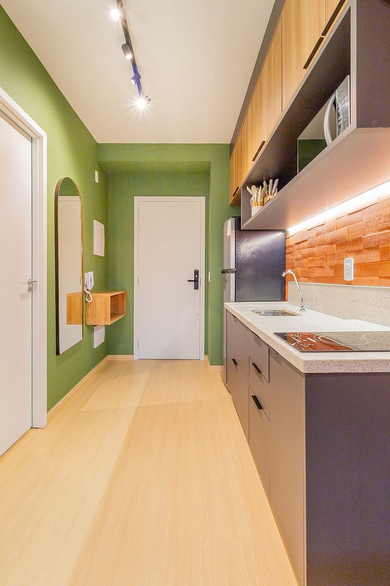 Ubicado cerca de la estación de metro y de una terraza en la