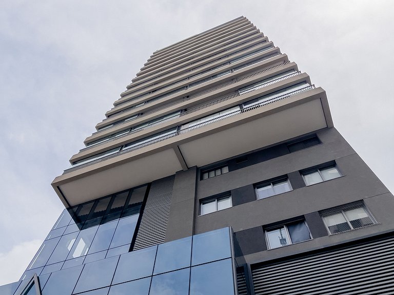 Próximo ao Hospital Oswaldo Cruz, com piscina e vaga de gara