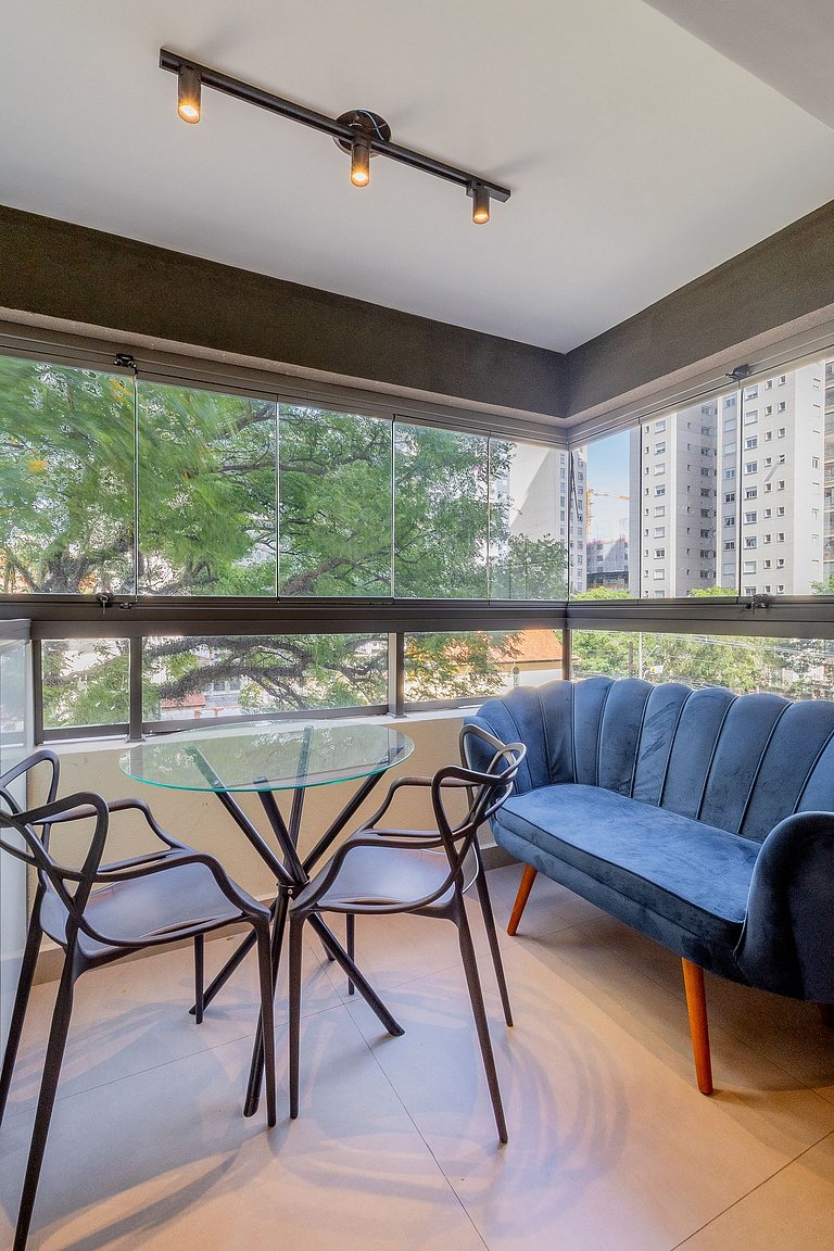 Apartamento com , varanda e acesso a piscina