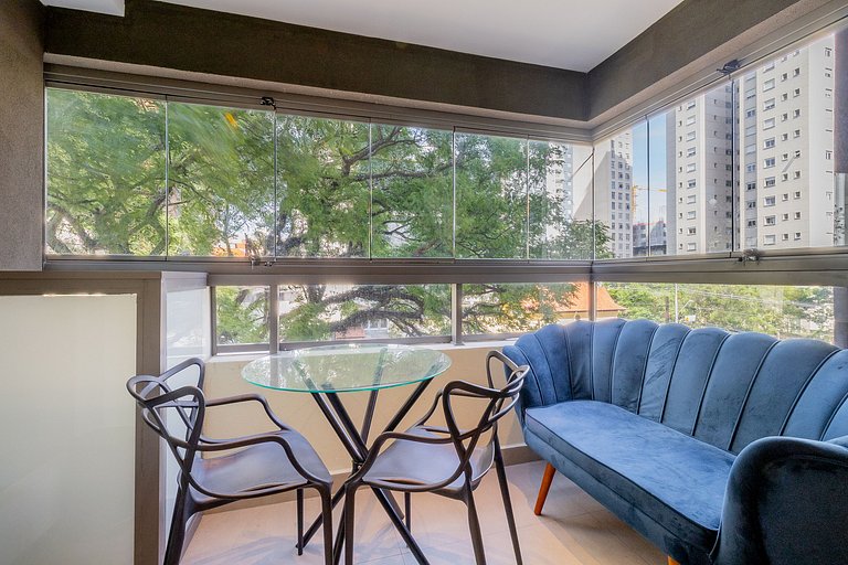 Apartamento com , varanda e acesso a piscina