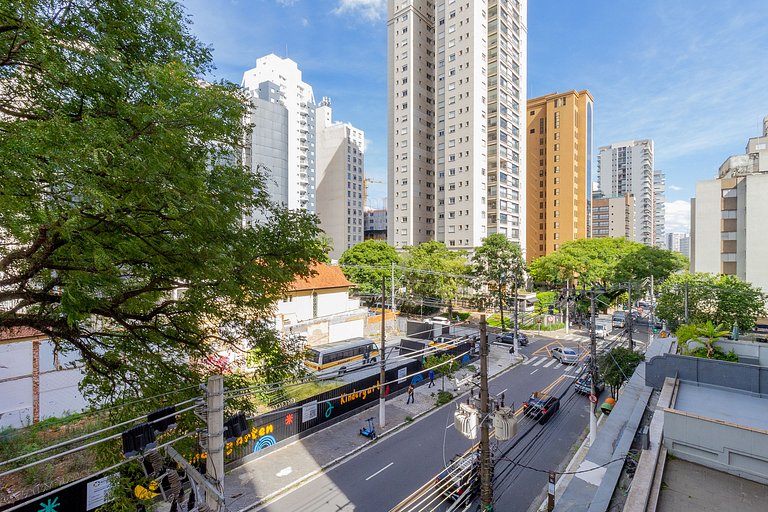 Apartamento com piscina, varanda e muito conforto