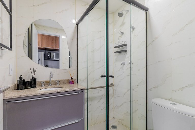 Apartamento com , varanda e acesso a piscina