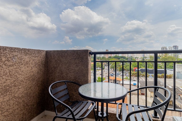 Loft charmoso com varanda espaçosa em Moema