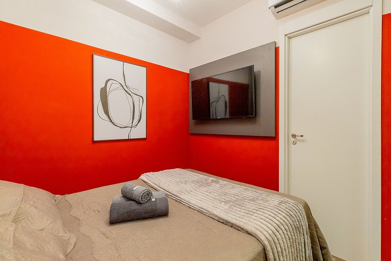 Includes garage and rooftop, located near Paulista Avenue!