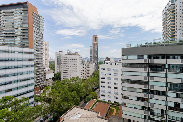 Vista do 11º andar na Oscar Freire, metrô ao lado